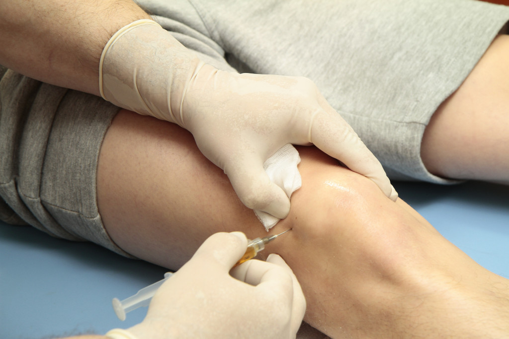 knee receiving an injection