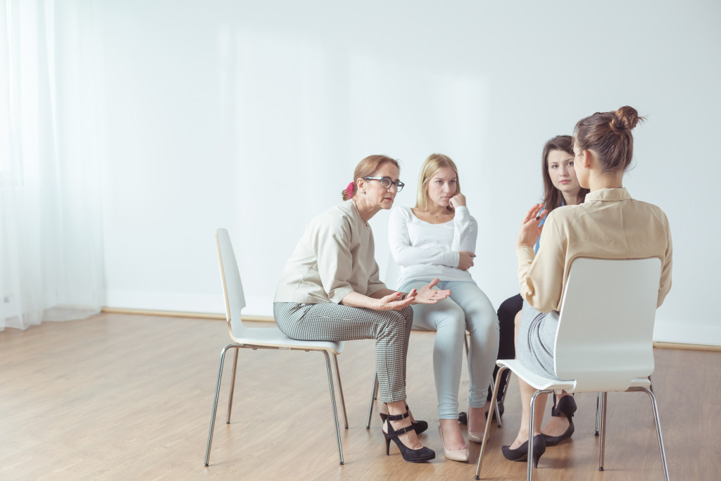 therapist counseling a group of female siblings